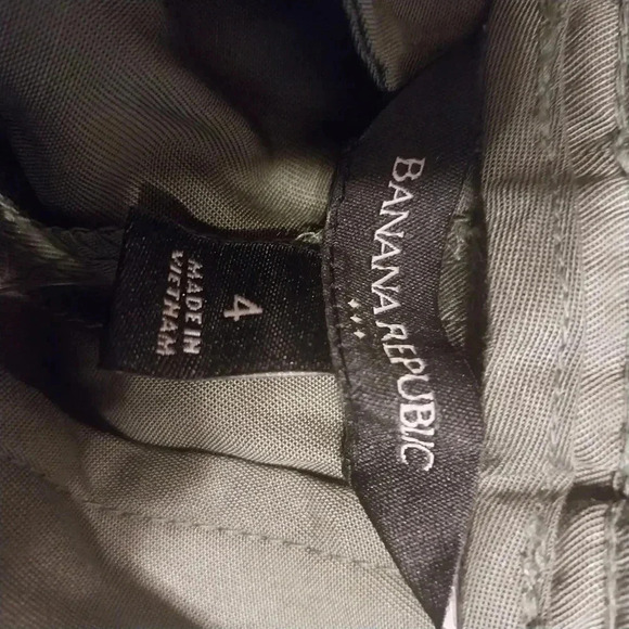 Banana Republic Paperbag Tie-Waist Short - 4 inch inseam, Size 4, Army Green - Picture 4 of 5